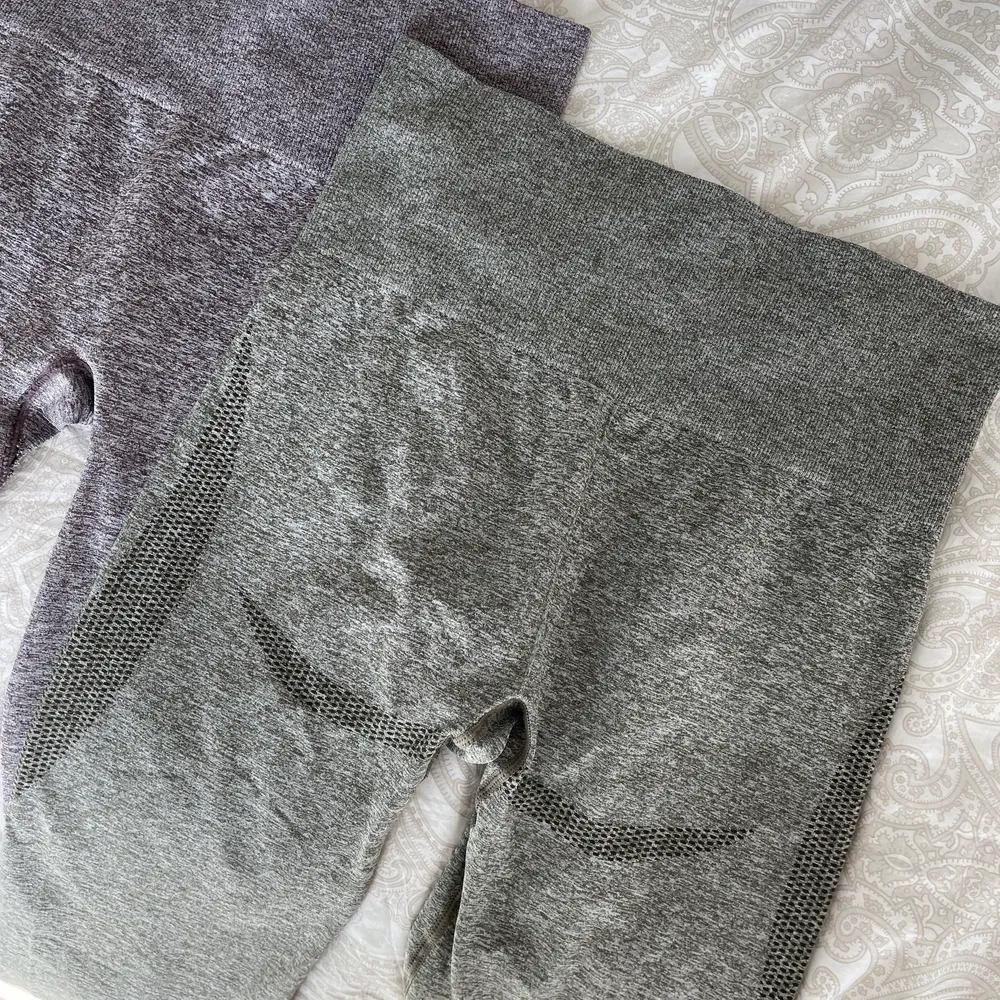 2 par träningstights från Relode. I färgen grön och brun. Galet sköna och både i bra skick!! Säljs inte längre i dessa modeller och färg. Köparen står för frakt 🥰. Muu.
