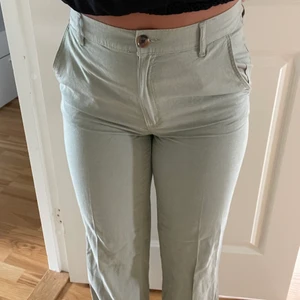 Linnebyxor  - Säljer nu dessa gröna linnebyxor från hm i storlek 38. Köpte 2 storlekar så säljer en av dem. Stretchiga och supersnygg passform
