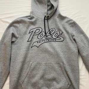 Polo Ralph lauren hoodie M - Säljer min hoodie från Ralph lauren i storlek medium. Endast använd ett fåtal gånger . Den är självklart äkta! Köparen står för frakten. Skriv till mig vid frågor!