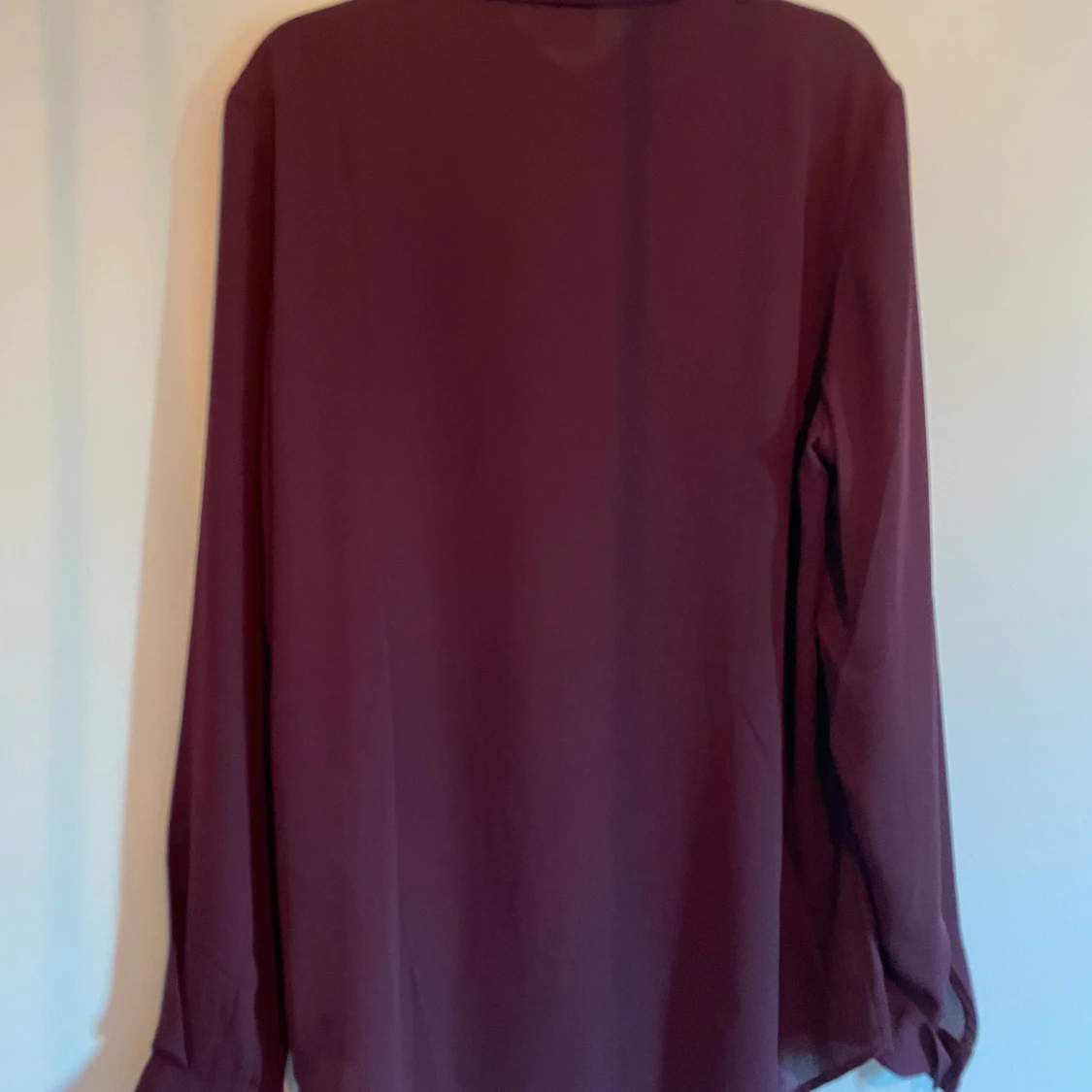 En vin röd skjorta. - 90