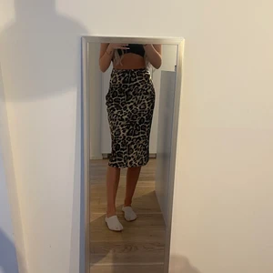 Siden kjol  - Jättefin kjol från chiquelle i siden material. I storlek xs och använd ett fåtal gånger men i super skick. 