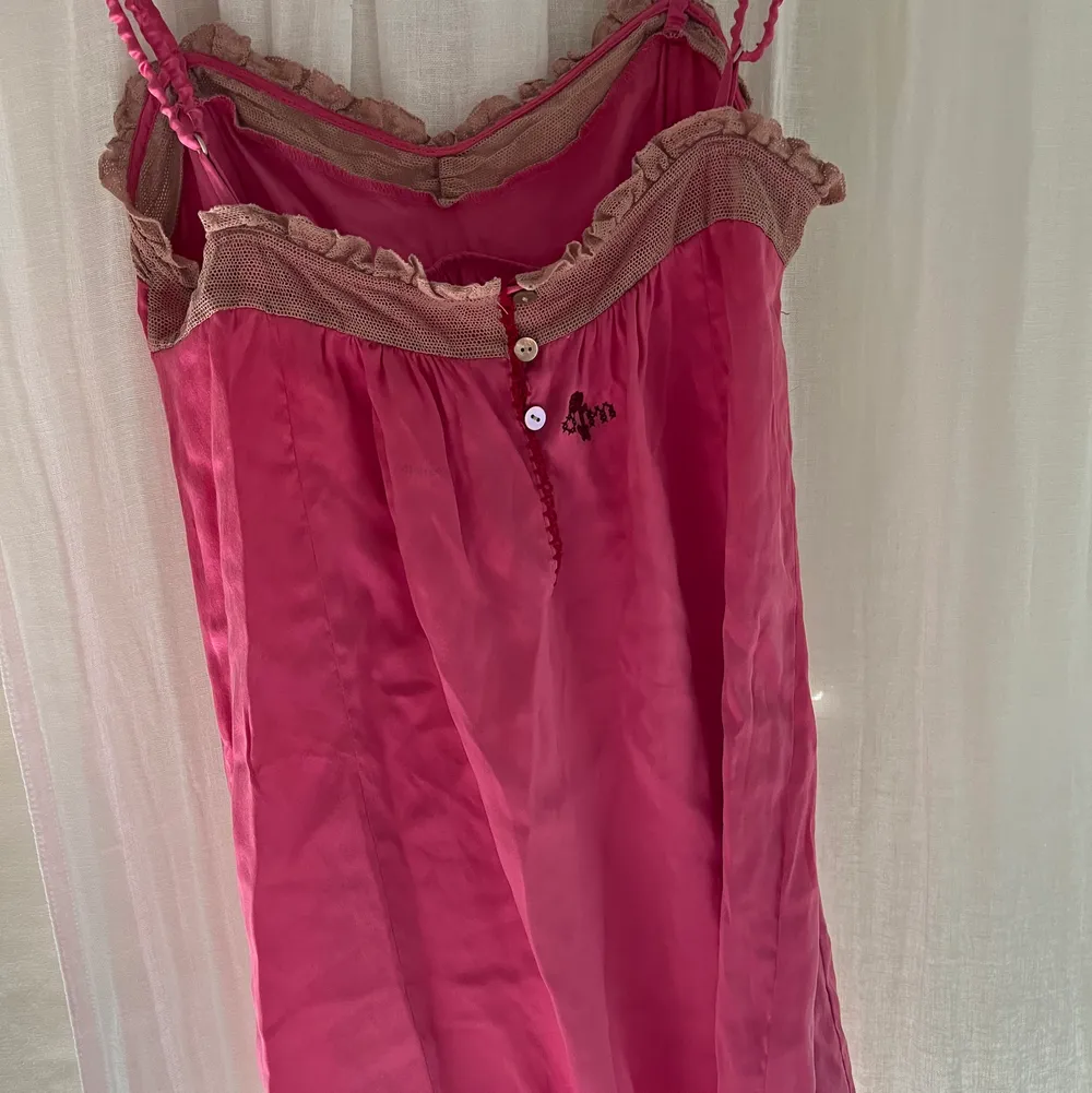 Så fin rosa sidenklänning från odd molly!  Storlek 0 (motsvarar Xs). Klänningar.