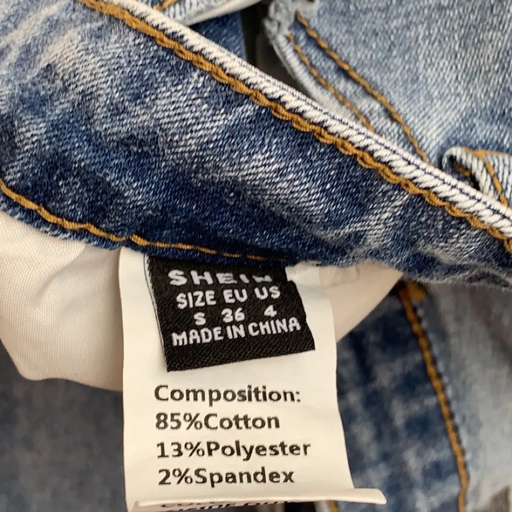 Säljer mina jeans från Shein då de var för små för mig. Superfina och stretchiga, stl 36 Orginalpris 239kr. Jeans & Byxor.