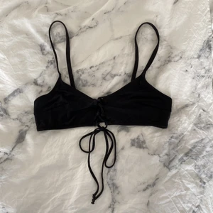 Bikinitopp - Svart bikinitopp med knytning. Bra skick! Står inte storlek men passar XS/S (frakt: blå påse S 45kr)