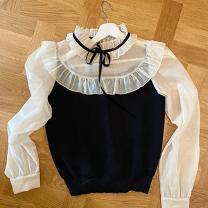 Zara topp - Super fin blus från Zara, som nyskick!! Sitter jätte fint mot kroppen och stretchigt material💓💓 