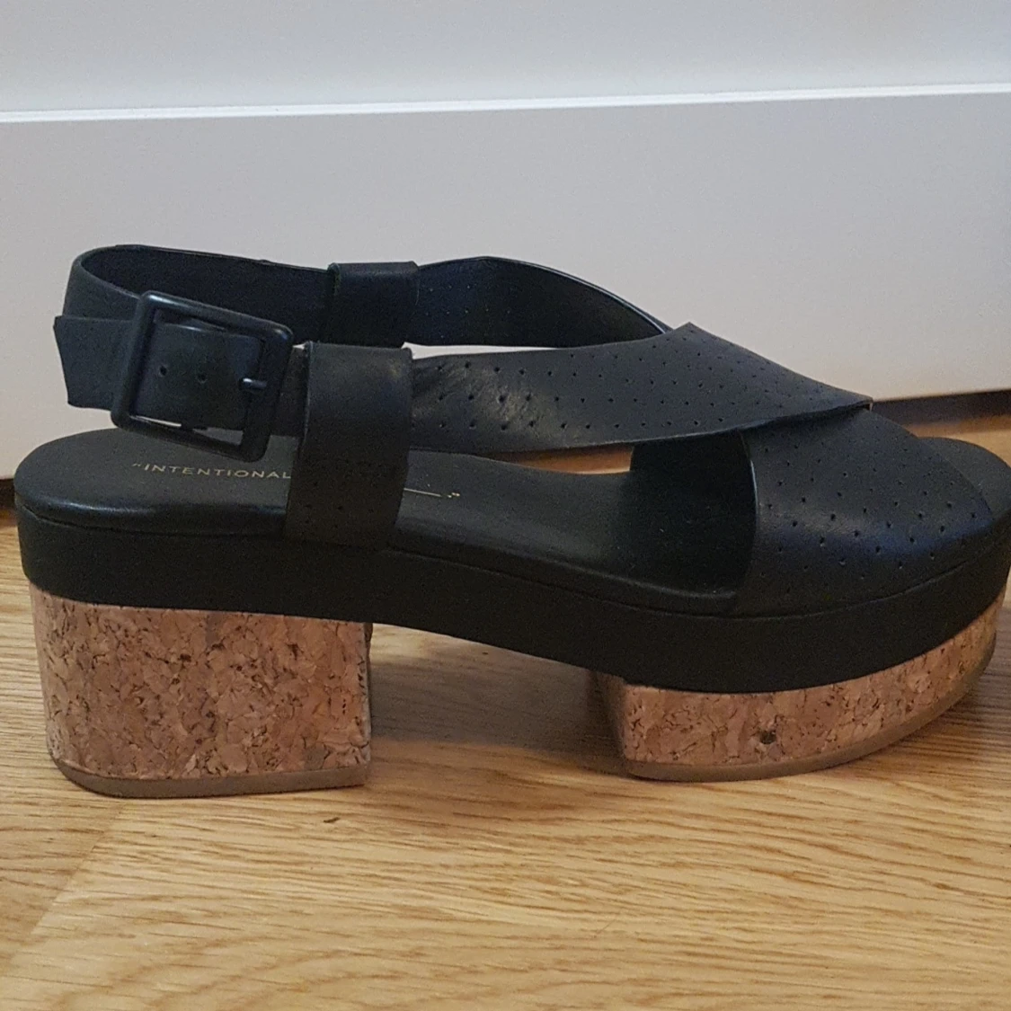 Skor från intentionally - 91