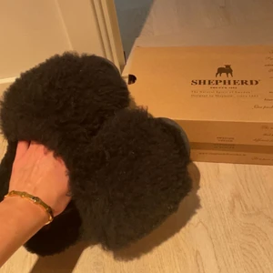Shepherd Tofflor - Svarta shephurd flufftofflor💕 jättefint skick med mjukt fluff. Storlek: 38 Köparen står för frakt 💕