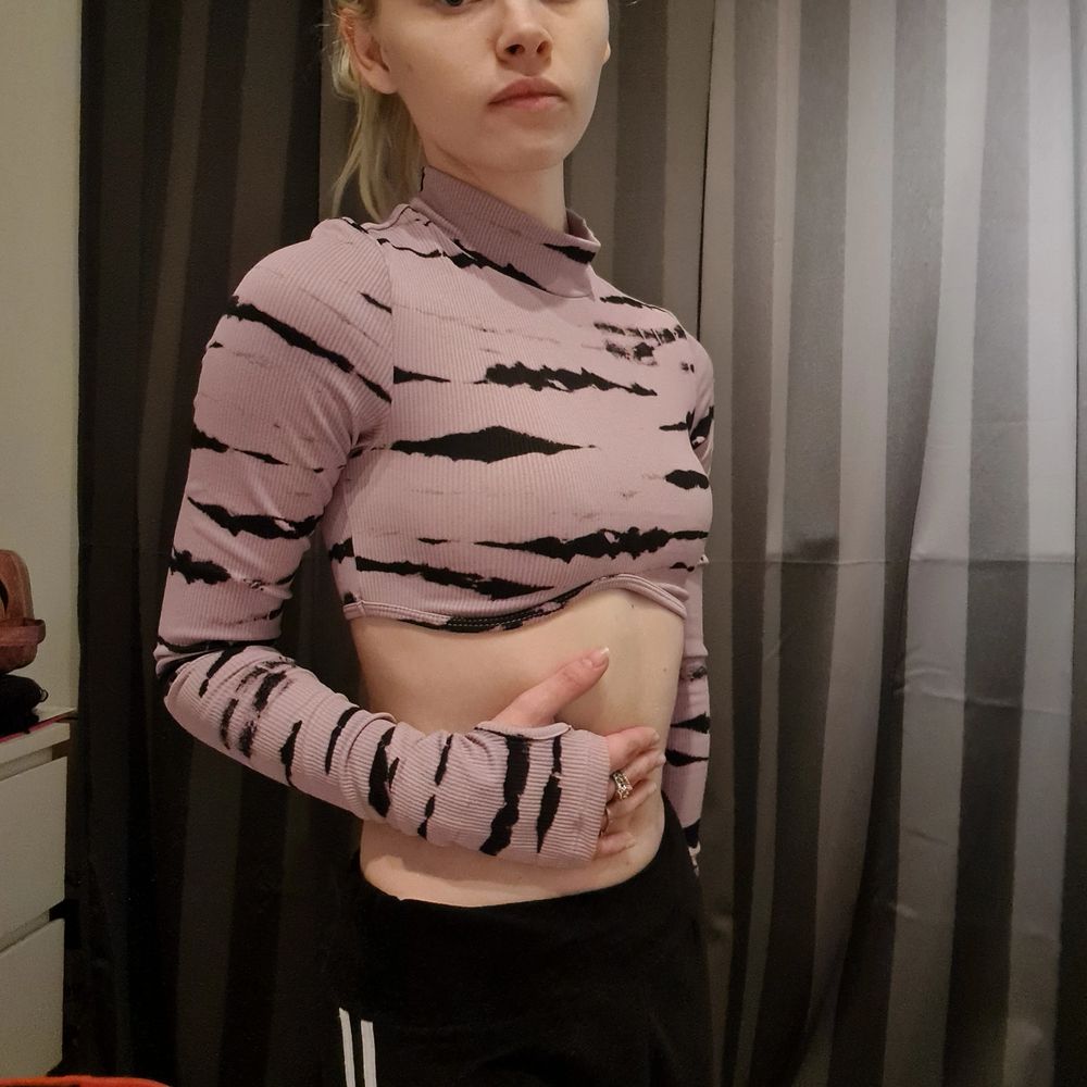 Den är croppad långärmad som slutar direkt under brösten. Den är lite sträv på insidan och har aldrig använts. Den är ty tigermönstrad tycker jag.. Tröjor & Koftor.