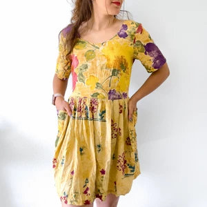 Jams World Hattie Klänning Storlek M Vintage Blommönster - - Har två fickor - Tyg: 100% rayon - lättvikt   Mått Ligg platt  Armhåla till armhåla - 49,5 cm  Klänningens totala längd från axelsömmen - 84cm  axel vid axel - 39cm  utmärkt använt skick utan uppenbara defekter