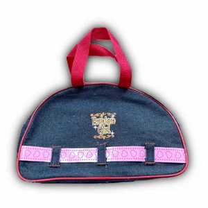 y2k väska - !-50%!supersöt y2k väska! 30cm bred och 20cm hög! 💋 frakten är 26kr!!