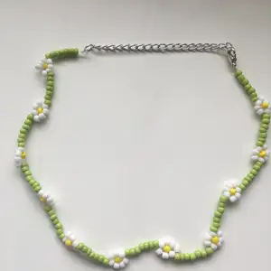 Här är ett jättefint blomm-halsband som vi har tillverkat!💐 Perfekt inför sommaren✨