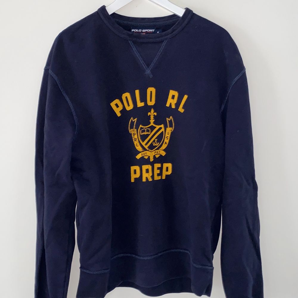 Vintage sweatshirt från Polo Sport inköpt i NYC i början på 2000 talet. Mörkblå med gult tryck.  Jättebra skick och grymt material. Strl M men passar M-L. . Tröjor & Koftor.
