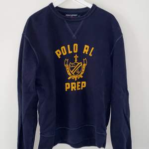 Vintage sweatshirt från Polo Sport inköpt i NYC i början på 2000 talet. Mörkblå med gult tryck.  Jättebra skick och grymt material. Strl M men passar M-L. 