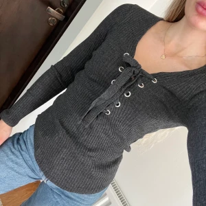 Mörkgrå tröja - Mjuk tröja från Gina. Det stod storlek 40 i den, men var feltryckt. Det är en storlek s.