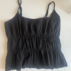 Söt Sommar Topp - En fin och snygg sommar topp ifrån NA-KD. Kommer tyvärr inte till andvändning och endast andvänd 1 gång. Köptes för 200 men säljer för 130. Hör av er om ni är intresserade💕