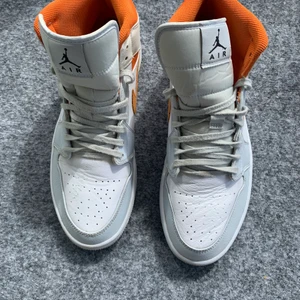 Air Jordan 1 Mid - Jordan 1 i storlek 44,5. De är i bra skick förutom att de är lite repade vid tårna. Nypris 1700