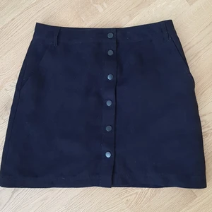 Minikjol från i mocka  - Svart mocka kjol med knappar fron new look Sparsamt använd 