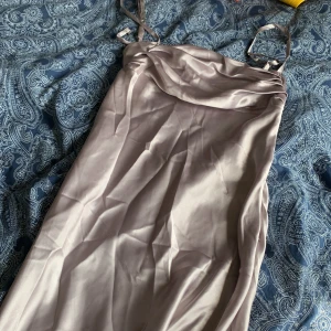 FestKlänning från zara i storlek s - En fin silkes klänning i storlek S som är längre, inget fel på klänningen bara att den inte ger den formen jag vill då jag är formad rätt fyrkantigt 🦟