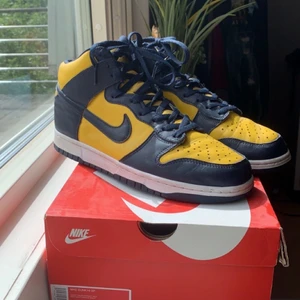 Nike Dunk Michigan - Ett par höga nike dunk michigan i storlek 44. Dem är köpta på laced.co.uk. De är inte särskilt använda och i väldigt bra skick. Originallåda med extra skosnören följer med. Tänker mig en 999kr. Bara att ställa frågor, be om fler bilder:)
