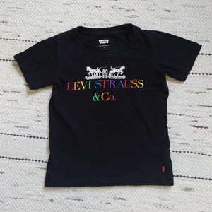 Levis tshirt - Levis, t-shirt svart. Strl 104. Fint begagnat skick! Köparen står för frakt.  66 kr spårbart.