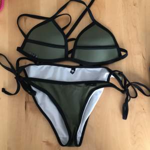 Bikini i grönt och svart. Märke Criss Sportswear. Nyskick! Storlekslappar bortklippta, men det är stl 32-34. Närmare(34)