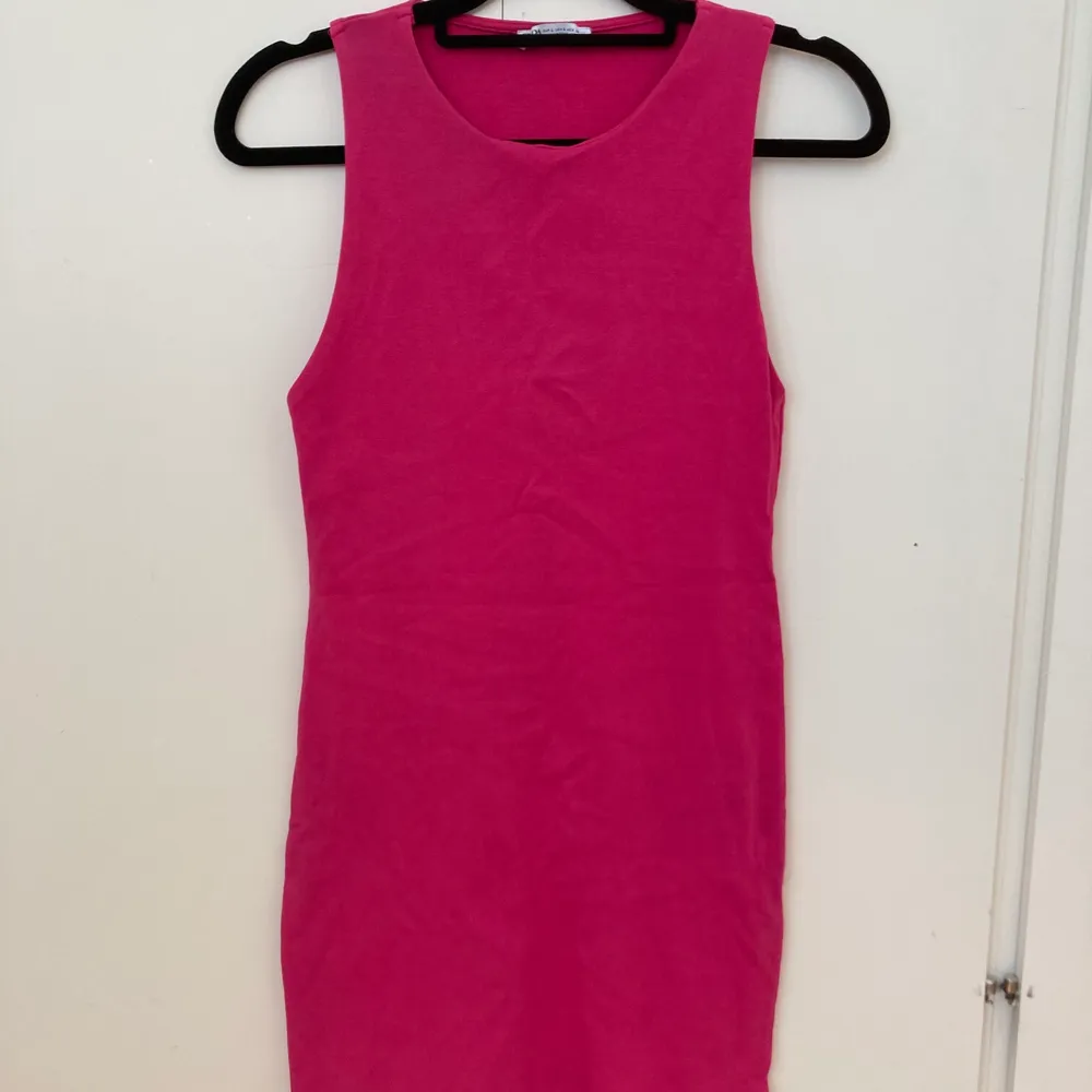 Kort rosa klänning från Zara, använd en gång. Storlek L, men passar som till S.. Klänningar.