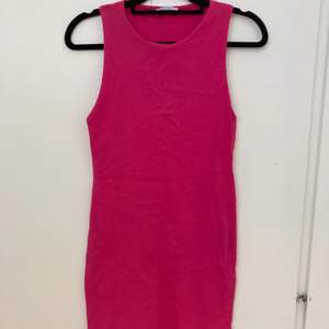 Kort rosa klänning från Zara, använd en gång. Storlek L, men passar som till S.