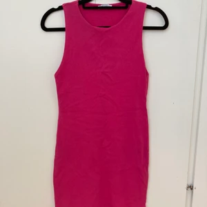 Klänning Zara - Kort rosa klänning från Zara, använd en gång. Storlek L, men passar som till S.