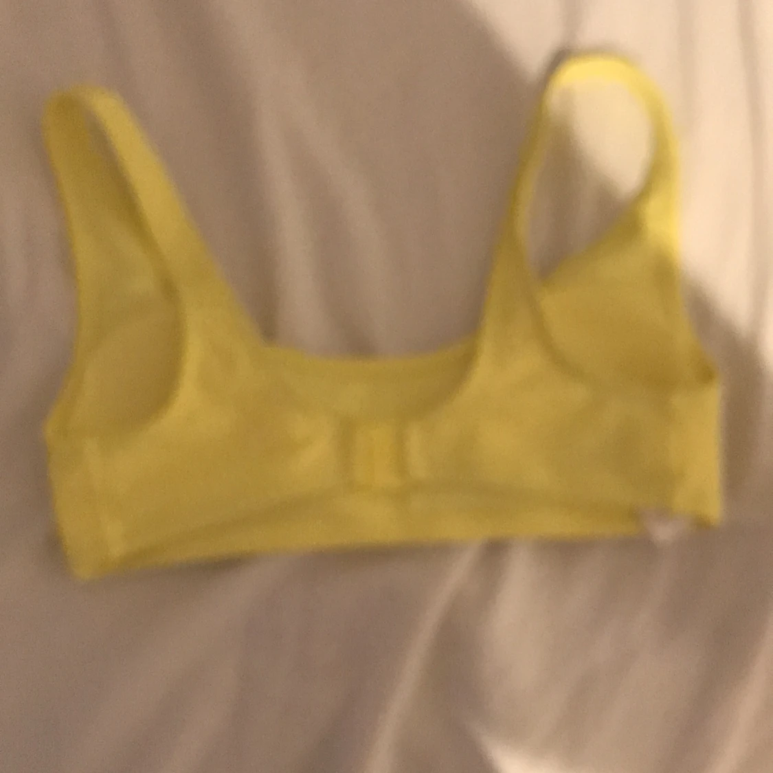 Fin gul bikinitopp  - 90