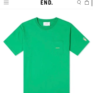 Axel arigato t-shirt  - Ganska ny tröja från axel arigato x carrot tee. Extremt skönt material, ett tjockt material Som får tröjan kännas mer lyxig. Den är ganska lång i modellen men super fin. Men 