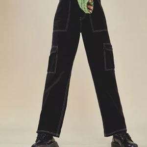 Byxor från Urban Outfitters  - Ett par coola byxor från Urban Outfitters som tyvärr är för små för mig, därav bild tagen från deras hemsida. Väldigt fint skick, endast använda 2 gånger.                                                                Storlek: Waist:26 Length:32.                          Motsvarar XS-S skulle jag säga.                         Köparen står för frakt. 