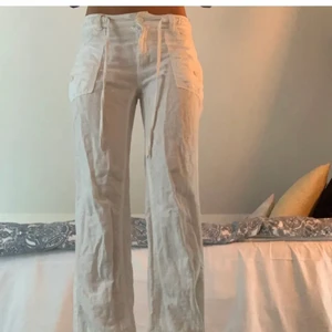 Linnebyxor  - Säljer dessa linnebyxor då de va lite korta och för små på mig tyvärr. Jag är 170 och byxorna sitter 1-2 cm över marken på mig.