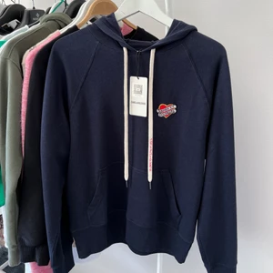 ZADIG HOODIE - Superfin och oanvänd hoodie från Zadig! Vet inte startpriset då jag fick den i present. Säljer då jag har en väldigt liknande. Väldigt skön och passar till typ allt! Strl S men passar också XS och M. Hör av er vid eventuella frågor💕🥰