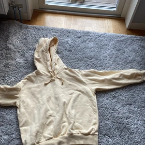 H&m hoddie  - fin gul hoddie från h&m. Använd Max 5 gånger. Ny pris 199 säljer för 49. 