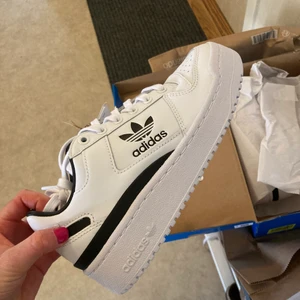 Adidas sneakers - Fina adidas sneakers i storlek 36. Använda bara ett fåtal gånger då de var lite för stora. Köparen betalar frakt eller hämtar upp.