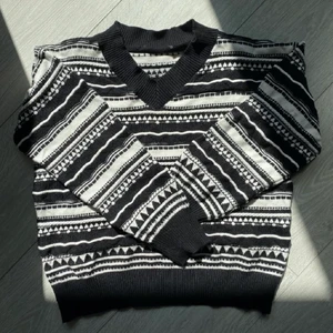 Stickad tröja - Säljer en stickad tröja, fint skick. Passar xs-s bäst. Köpare står för frakt💗