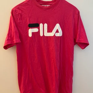 T-shirt från Fila - T-shirt från fila i storlek M. Stor i storleken.