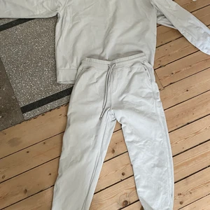 SØNDAY - Mjukisset från dansk designer. Sjukt snyggt och trendigt inför sommaren, perfekt för sommarkvällarna 💅🫶 nypris 1299kr