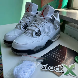 Jordan 4 - Säljer dessa Jordan 4 white cement i storlek 39 köpte dem men de var förstora har använts två gngr med creaseskydd så de ser fortfarande helt nya ut. Pris kan diskuteras :)