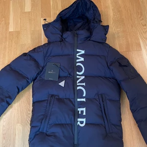 Moncler jacka  - Helt ny och oanvänd Moncler jacka i storlek S men som även kan passa M. Nypris 11 000 - 13 000. PRISET KAN DISKUTERAS!