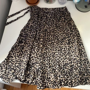Leopard kjol - Leopard kjol från Lindex. Använd ganska lite. Den är i väldigt bra skick. På sidan har den en lång volang från midjan och ner men det är lite svårt att se på bilden💗