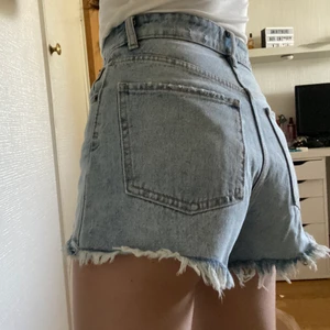 blå jeansshorts - sjukt snygga shorts från zara i storlek 34 🤍 knappt använda!