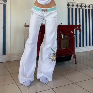 Linne byxor - Säljer ett par jättefina byxor som var köpta här på plick men som var lite för små för mig. Midjemått 78cm + stretchiga. Innerbenslängd 88cm. Supersnyggt tryck på sidan av benet och perfekt för nu i sommar💕👍