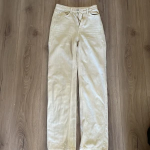 Weekday jeans - Beigea Weekday jeans i modellen rowe. Storlek 24/32, är 170 och de är långa i benen. Knappt använda, säljer för 250kr.