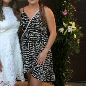 Omlott klänning  - Gina tricot klänning med knyte i midjan, omlott modell, anpassningsbara axelband. Använd en gång. Mycket fint skick.