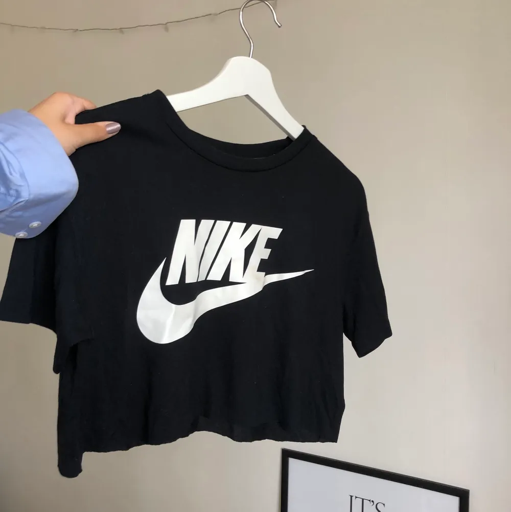 Säljer denna cropade tröjan från Nike!🤍Den är i stl M och säljs för 60kr +frakt!🤩. T-shirts.