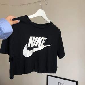 Säljer denna cropade tröjan från Nike!🤍Den är i stl M och säljs för 60kr +frakt!🤩