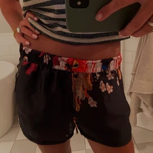 Zara shorts - Så fina shorts från Zara i satin med mönster, storlek M❤️