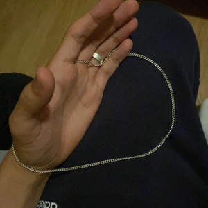 Silver halsband  - Silver halsband i bra skick! Inte använd mycket. Fin passform som passar båda kvinnor och män. Kan mötas upp i Stockholm. ÄKTA SILVER.