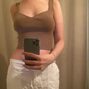 Fin topp - Brun topp med så fin urringning! Endast testad, därav i fint skick. Skriv privat om du har några frågor🤗💓